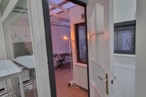 una puerta abierta a una habitación con una mesa y una mesa en Spacious 2 Bedroom Apartment with Court yard - Antwerp Smooth Stays, en Amberes