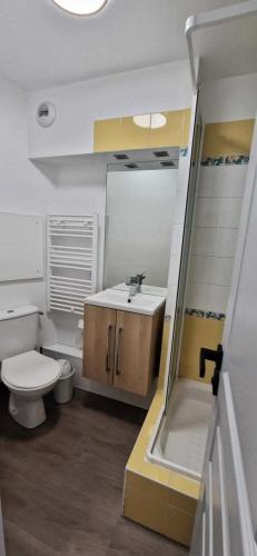 une salle de bain avec toilettes et lavabo dans l'établissement Résidence La Marelle et Le Rami - maeva Home - Appartement 2 pièces 7 personnes - Sélection MAE-1294, à La Plagne Tarentaise