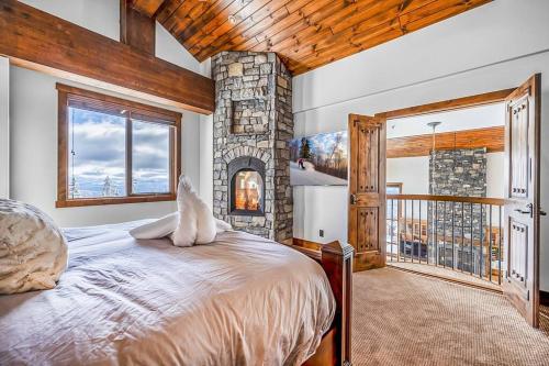 Postel nebo postele na pokoji v ubytování Inuksuk Lodge - 4800 sq ft of Big White Excellence!