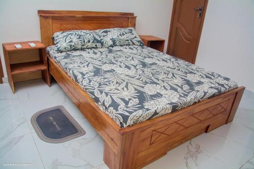 uma cama num quarto com um visor em Oluwa-sheyi Apartment em Cotonou