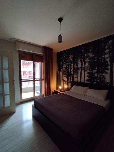 1 dormitorio con cama grande y ventana grande en Casa Ciano en Foggia
