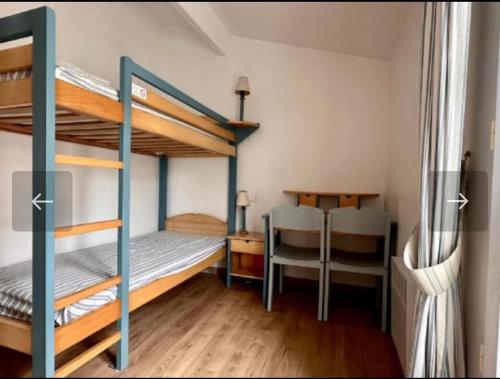 Divstāvu gulta vai divstāvu gultas numurā naktsmītnē Maison front de mer La Flotte