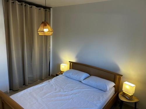 - une chambre avec un lit et 2 oreillers dans l'établissement Villa SPA Proche Ardeche Ruoms-Vallon pont d'Arc et sites, à Ruoms