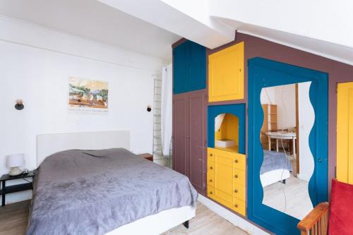 Ένα ή περισσότερα κρεβάτια σε δωμάτιο στο Vivid & Stylish 1BD Apartment Les Halles Paris!