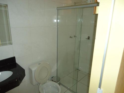 ein Bad mit einer Dusche, einem WC und einem Waschbecken in der Unterkunft Pousada Maria Francisca in Santa Bárbara