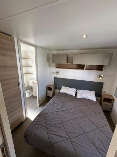 une chambre avec un grand lit dans une pièce dans l'établissement Camping le Neptune, à Argelès-sur-Mer