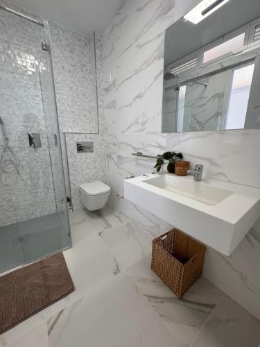een badkamer met een wastafel, een douche en een toilet bij Apartamento El Primer Sol in Nerja