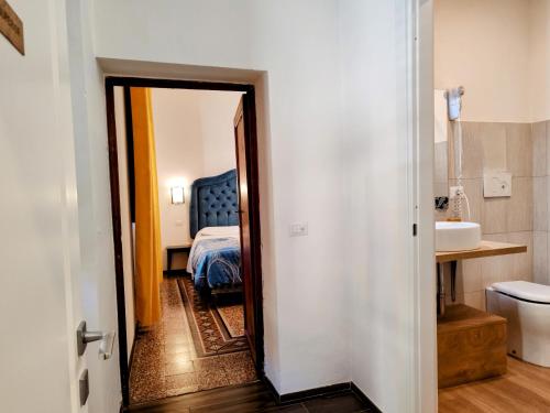フィレンツェにあるレジデンツァ マルティンのバスルーム(鏡付)、ベッド1台が備わります。