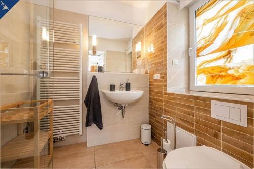 ein Bad mit einem WC und einem Waschbecken in der Unterkunft Ferienanlage Seeblick Kunstquartier in Ostseebad Koserow