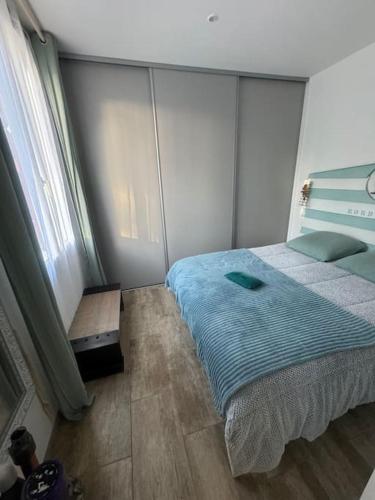 une chambre avec un grand lit et une fenêtre dans l'établissement Le Chai de l'Océan - Villa Soulacaise plage à 100m Piscine Jardin 1400m2, à Soulac-sur-Mer