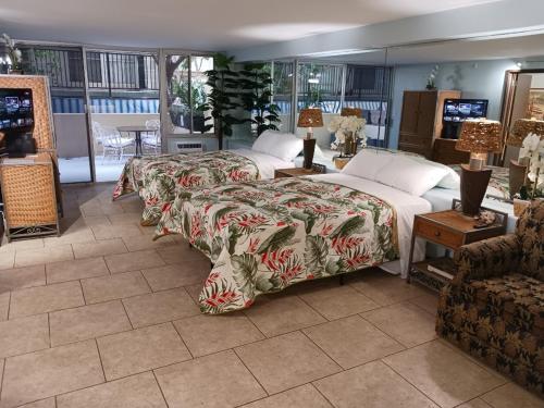 檀香山的住宿－Diamond Head Beach Hotel，一间带两张床的卧室和一间客厅