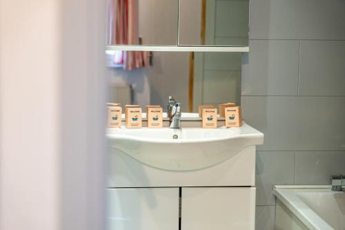 y baño con lavabo blanco y espejo. en Chez tonton Henri, maison de pêcheur, en Saint-Valery-sur-Somme