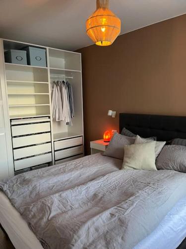 1 dormitorio con 1 cama grande y 1 lámpara en Apartment in Hafnarfjörður, en Hafnarfjördur