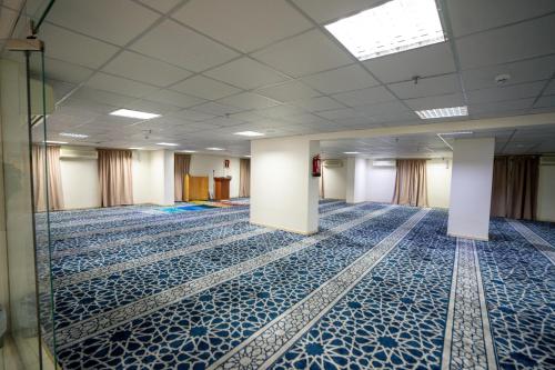 an empty room with blue and white tiles on the floor at فندق دار لمار in Makkah