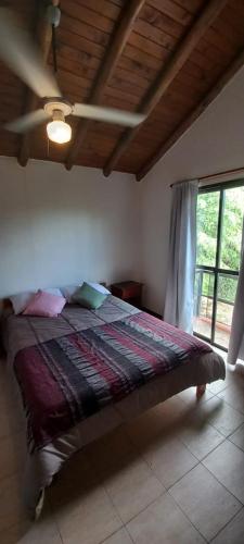 een slaapkamer met een bed in een kamer met een raam bij Cabañas La Geromita in Pantanillo