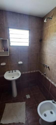 een badkamer met een wastafel en een toilet bij Cabañas La Geromita in Pantanillo