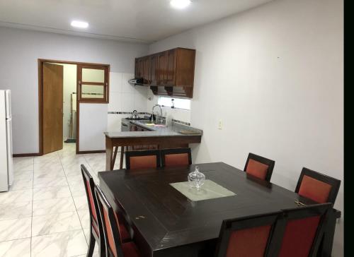 uma cozinha e sala de jantar com mesa e cadeiras em Argerich em Eldorado