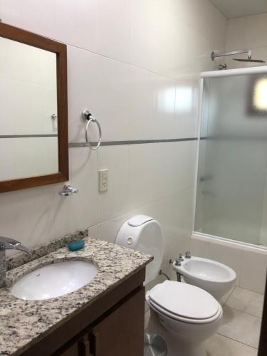uma casa de banho com um WC, um lavatório e um chuveiro em Argerich em Eldorado