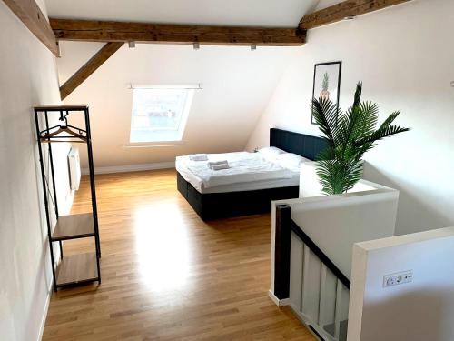 um quarto com uma cama e uma televisão num quarto em Stadtmitte I Große Ferienwohnung I Parkplatz kostenlos em Rastatt
