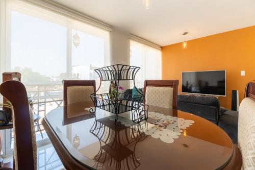a living room with a table with a vase on it at DEPARTAMENTO COMPLETO COYOACAN in Mexico City