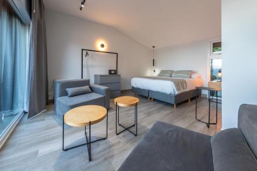 une chambre avec un lit, un canapé et une table dans l'établissement Departamentos Casa Piamonte, à San Carlos de Bariloche