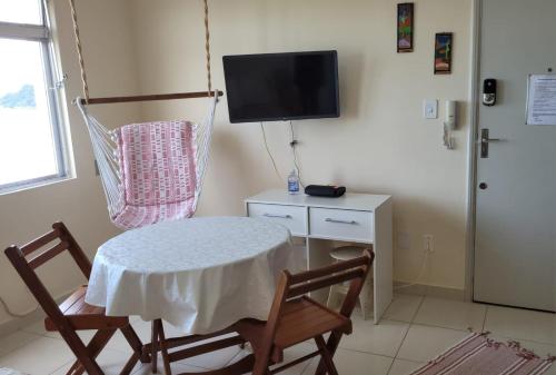 En TV eller et underholdningssystem på Frente Mar - Apartamento para 4 Hóspedes com Home Office Wi-Fi 200mbps, Ar Condicionado e Cozinha Completa