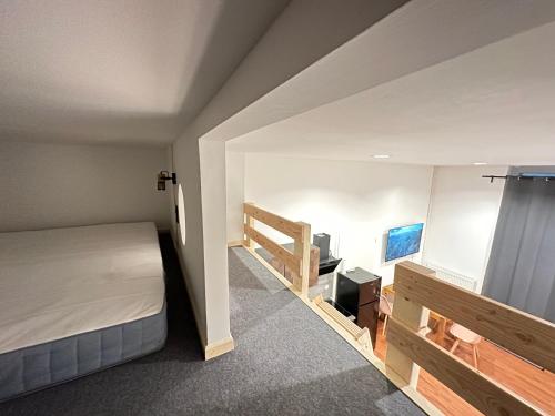ein kleines Schlafzimmer mit einem Bett und einem Schreibtisch in der Unterkunft Cityflair Apartments Rummelsburg in Berlin