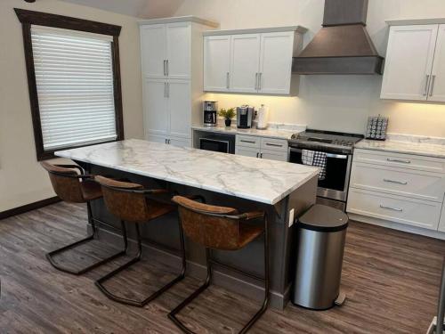 Cuisine ou kitchenette dans l'établissement The Highmark Cabin