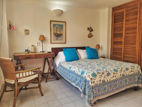 1 dormitorio con cama, escritorio y silla en Apartamento con salida a la playa en Santa Marta