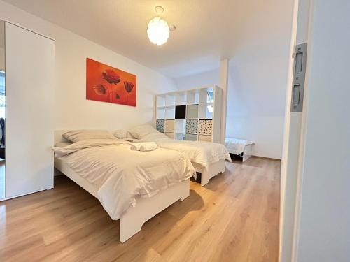 una camera con due letti e uno specchio di Zentrale Wohnung l Netflix l Internet I bis 5 Gäste a Iserlohn