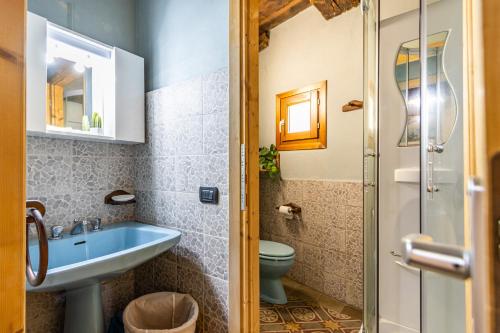 y baño con lavabo y aseo. en Colazza - Appartamento Glicine - La casa dei Sogni, en Colazza