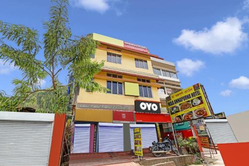 Un bâtiment avec beaucoup de panneaux devant lui dans l'établissement OYO Hotel Garam Masala Residency, à Guwahati