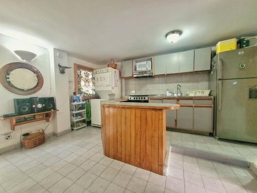 a kitchen with a wooden island in the middle at Apartamento con salida a la playa in Santa Marta