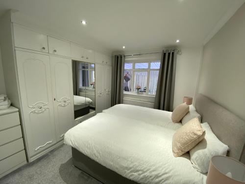 Un pat sau paturi într-o cameră la COLERIDGE LODGE
