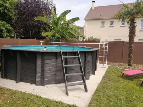 a ladder sitting on top of a pool with a table at Cosy Chalet - Disney - Val d'Europe - Vallée Shopping - Parrot World in Villiers-sur-Morin