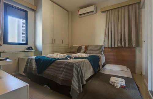 um quarto de hotel com uma cama e um lavatório em Flat Mar Azul - Beira Mar Fortaleza em Fortaleza