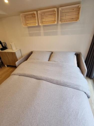 une chambre avec deux lits et une table avec une lampe dans l'établissement Cosy Chalet - Disney - Val d'Europe - Vallée Shopping - Parrot World, à Villiers-sur-Morin