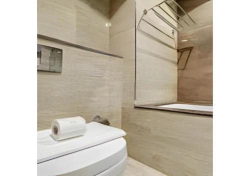 杜拜的住宿－Key View - Welcome Residency，浴室配有白色卫生间和淋浴。