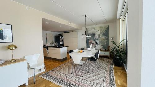 ApartmentInCopenhagen Apartment 1596 في كوبنهاغن: غرفة معيشة مع طاولة وكراسي بيضاء