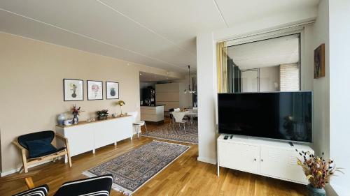 ApartmentInCopenhagen Apartment 1596 في كوبنهاغن: غرفة معيشة مع تلفزيون بشاشة مسطحة كبيرة
