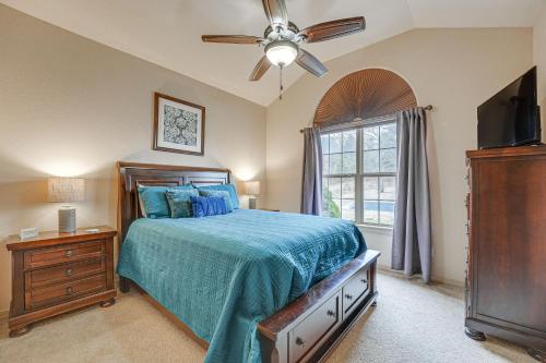 um quarto com uma cama e uma ventoinha de tecto em Spacious Branson West Retreat Pool and Golf Access! em Branson West