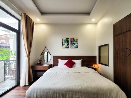 Una cama o camas en una habitación de TAM COC HARBOR VIEW HOTEL