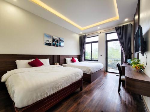 Una cama o camas en una habitación de TAM COC HARBOR VIEW HOTEL