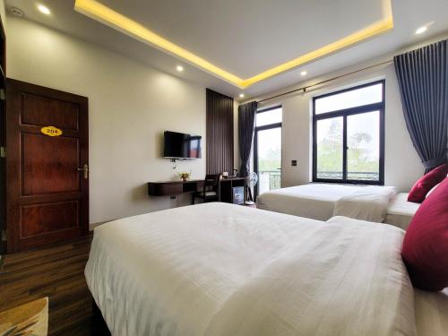 Una cama o camas en una habitación de TAM COC HARBOR VIEW HOTEL