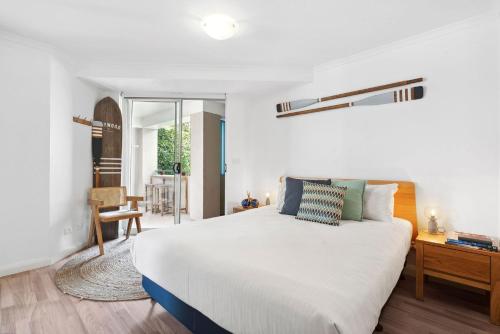 1 dormitorio con 1 cama, 1 mesa y 1 silla en The Lighthouse at Iluka Resort Apatments, en Palm Beach