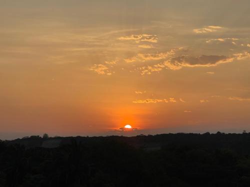 a sunset with the sun in the sky at Espectacular apartamento en Melgar in Melgar