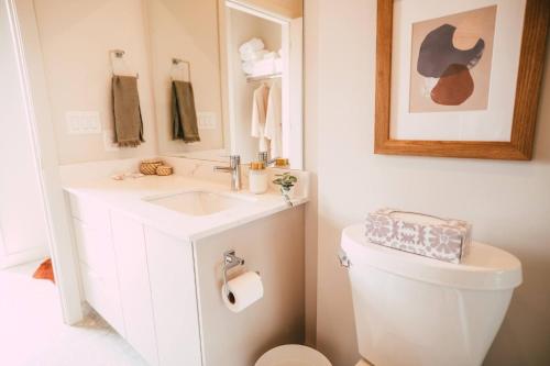 uma casa de banho com um WC branco e um lavatório. em NEW Luxury 2BR Penthouse Apt In Central Halifax em Halifax