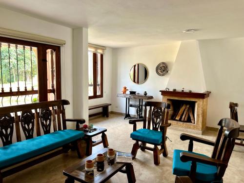 sala de estar con sillas y chimenea en Casa Akuaina en Villa de Leyva