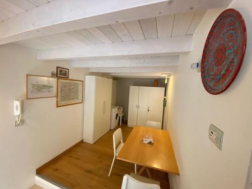 a dining room with a table and a plate on the wall at Old Town Moschetti 20 in Corato