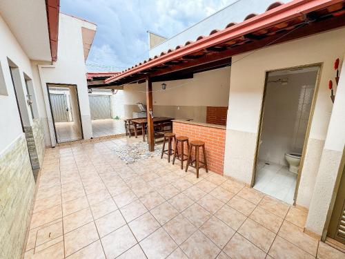 Casa Completa com Churrasqueira em Patos de Minasにあるバルコニーまたはテラス